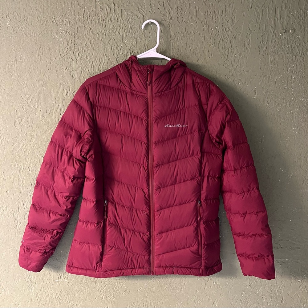 Eddie Bauer Burgundy Puffer Jacket/Chamara Ligera en Color Vino